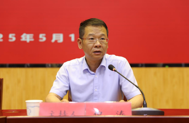 區(qū)委舉辦深入貫徹中央八項(xiàng)規(guī)定精神學(xué)習(xí)教育專題宣講報(bào)告會(huì)暨區(qū)委理論學(xué)習(xí)中心組學(xué)習(xí)（擴(kuò)大）會(huì)議