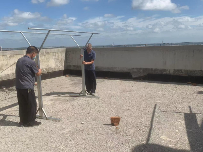 晾衣“小工程” 民生“大幸?！薄影步值篮狭ι鐓^(qū)加裝晾衣架暖民心